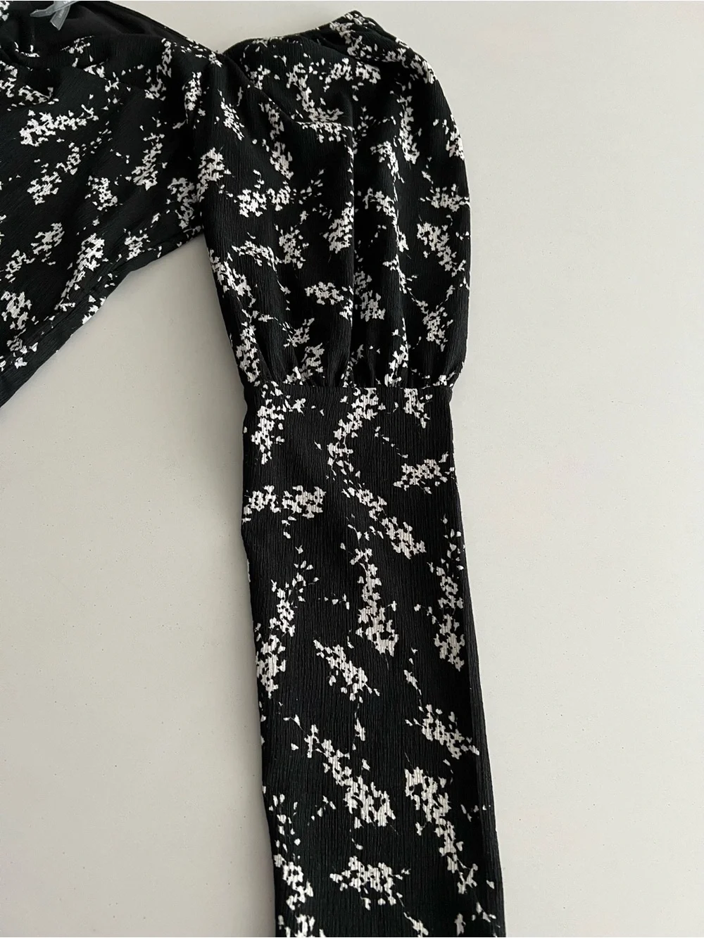Anthropologie sweetheart neck blouse puff sleeves black floral print L